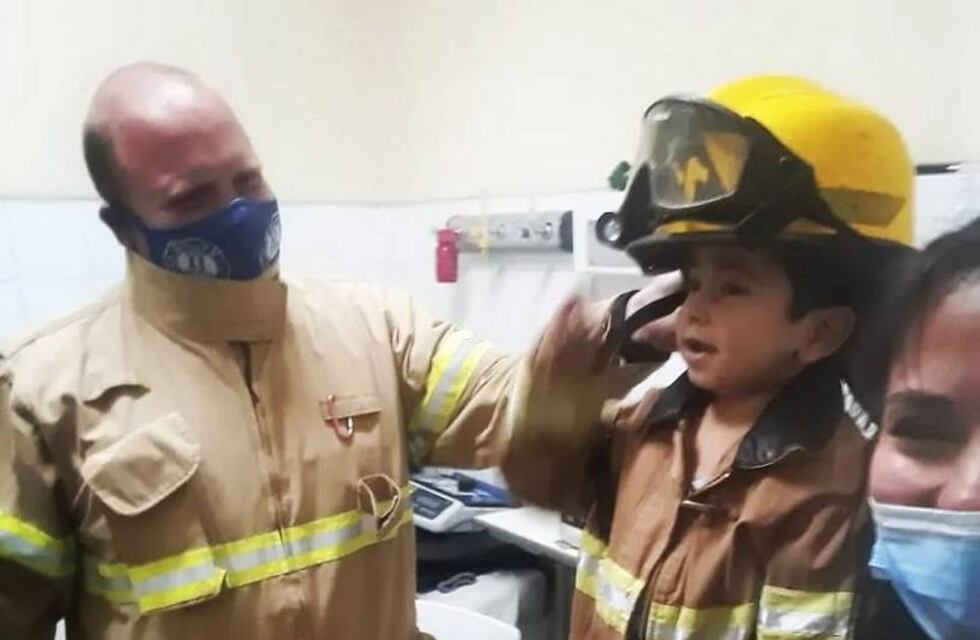 Bomberos Voluntarios de Salto de las Rosas le alegraron el día a un niño internado en el hospital Schestakow