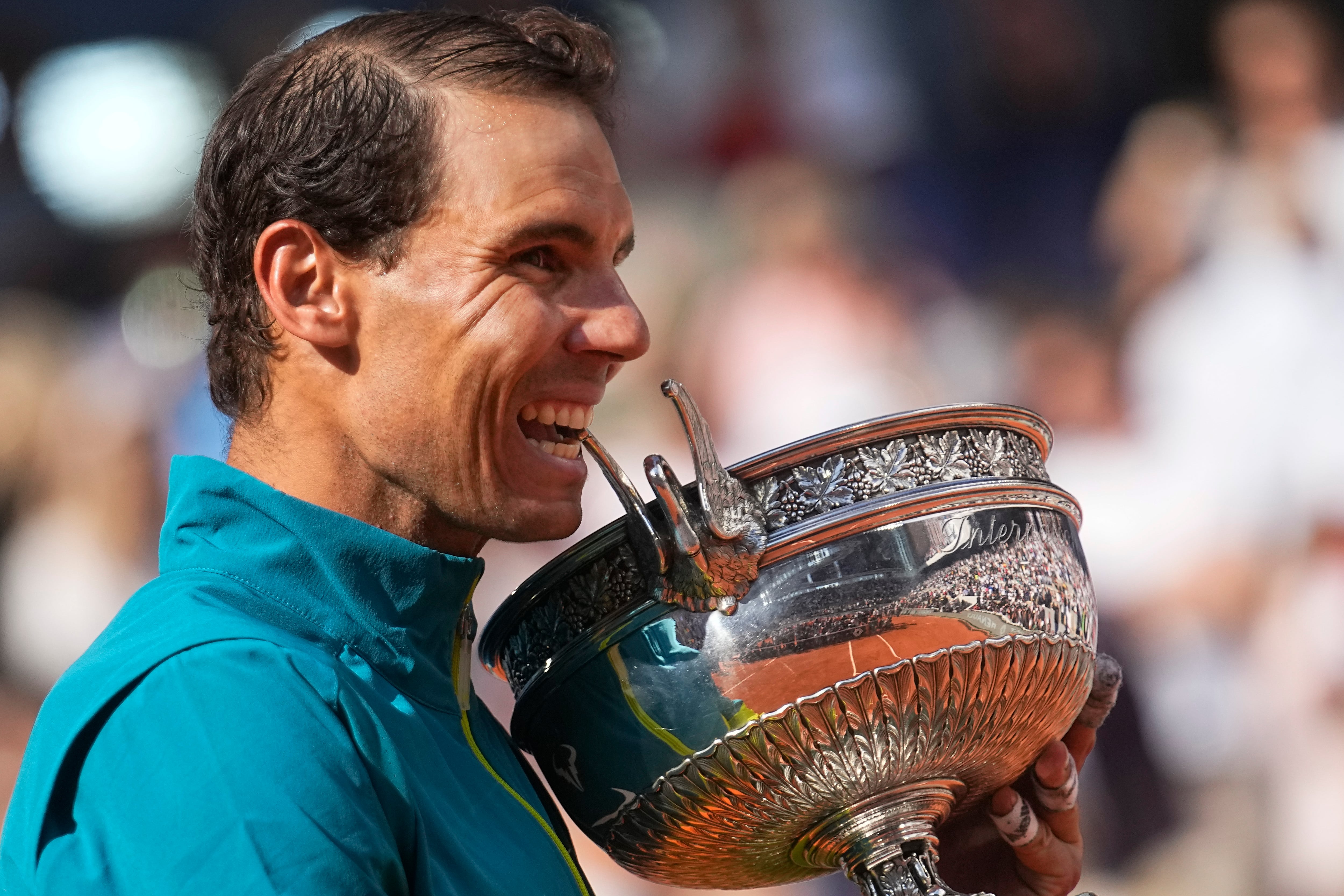 ARCHIVO - Rafael Nadal besa el trofeo de campeón tras vencer a Casper Ruud en la final del Abierto de Francai, el 5 de junio de 2022, en París. (AP Foto/Michel Euler)