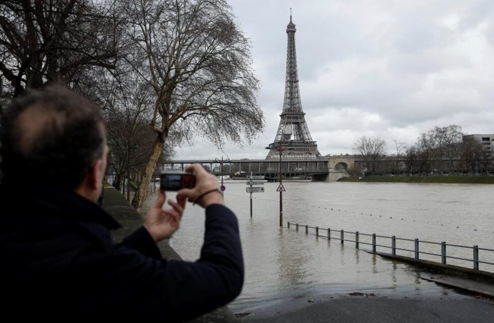 La Torre Eiffel apagará sus luces en honor a las víctimas del ataque en el supermercado
