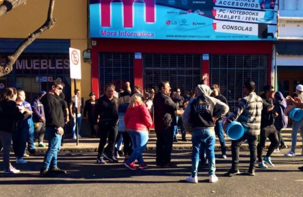 Taxistas aliados a Horacio Boix protestaron frente al Sindicato de Peones