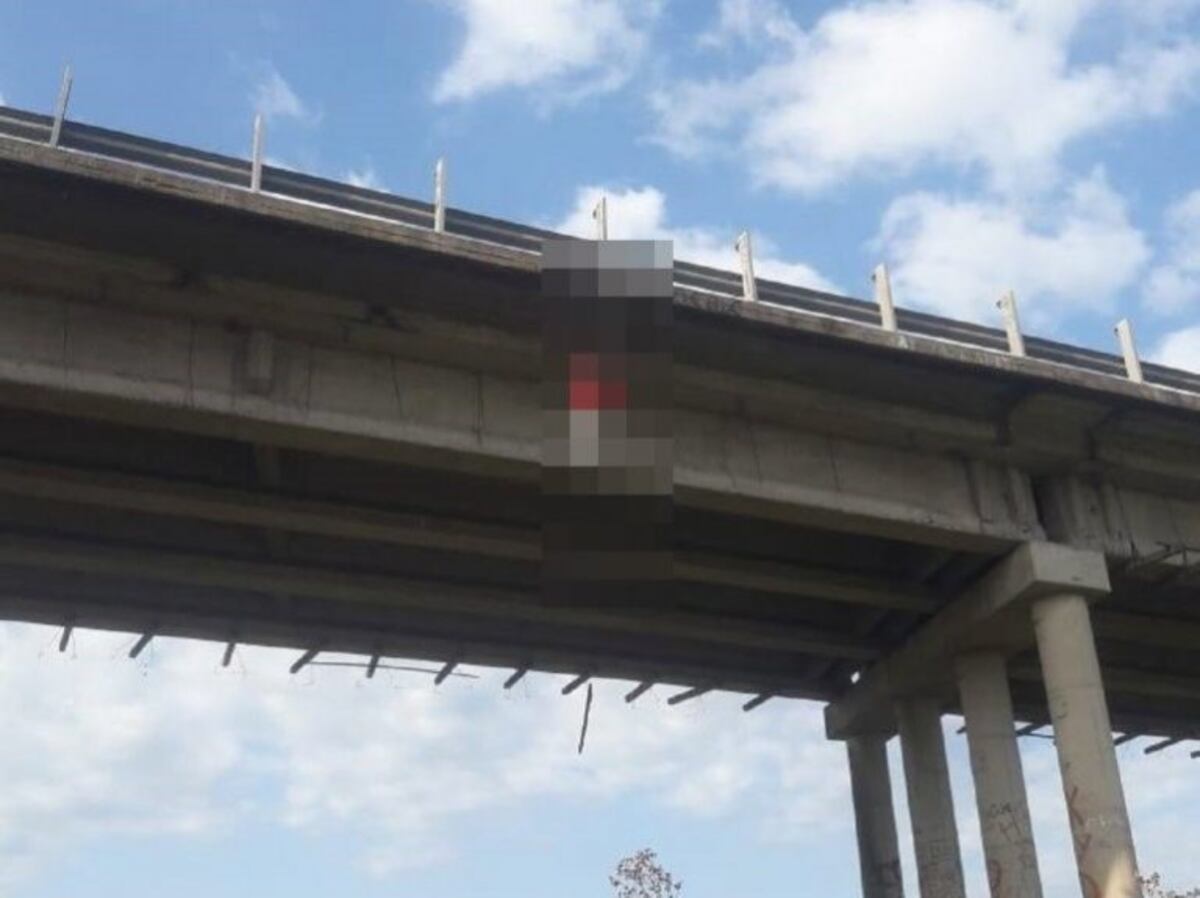 Cuerpo de maniquí colgado en Basavilbaso\nCrédito: AHORA