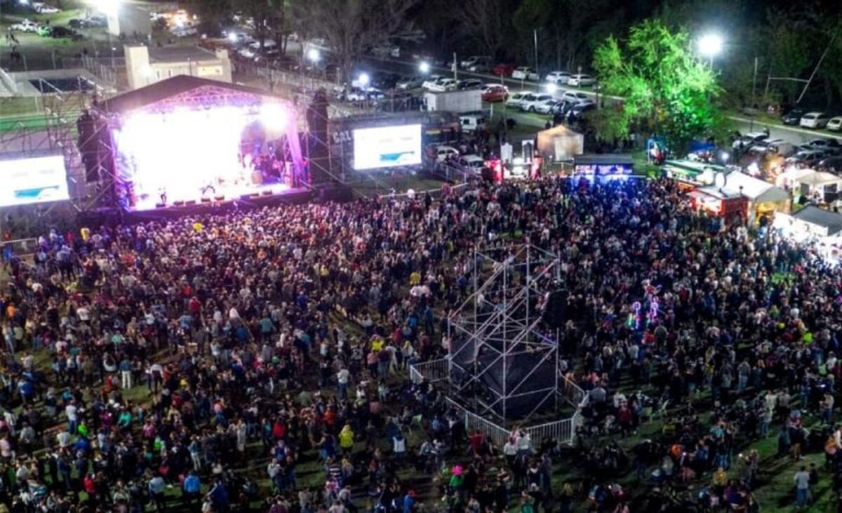 Vista aérea de la primera noche del Festival del Lomito en La Calera
