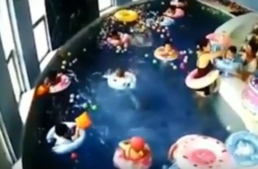 Un niño se ahogó en plena clase de natación y sus maestras ni se percataron