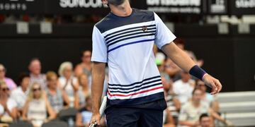 Horacio Zeballos se lamenta por el mal partido que tuvo ante Alexandr Dolgopolov en el ATP de Brisbane\u002E / AFP PHOTO / SAEED KHAN /