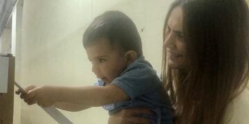 La rosarina votó con su hijo Roque la Facultad de Medicina\u002E (@amaliagranata)