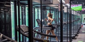 -FOTODELDÍA- MADRID, 27/06/2020\u002E- El deporte online gana adeptos tras el confinamiento a causa del coronavirus, que ha obligado a los gimnasios a permanecer cerrados durante semanas y a reinventarse en su reapertura para no perder a su clientela, incorporando medidas de seguridad como la separación de máquinas mediante mamparas\u002E En la imagen, una usuaria corre en una de las cintas, separadas por mamparas, del gimnasio Go fit Vallehermoso, en Madrid\u002E EFE/Rodrigo Jiménez