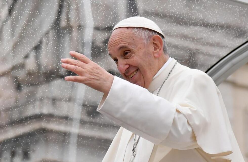 Insólito: al Papa le regalaron un Laborghini Huracán blanco y dorado