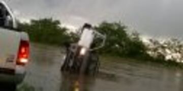 Una camioneta volcu00f3 producto del temporal.