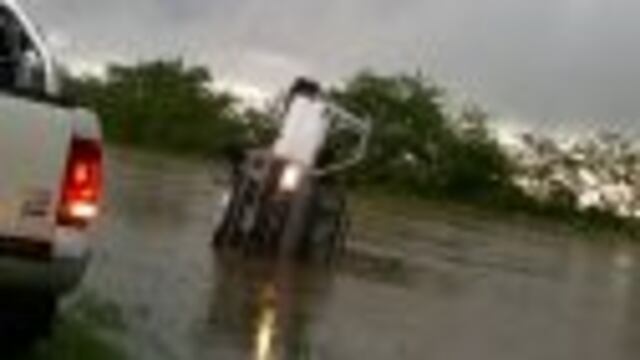 Una camioneta volcu00f3 producto del temporal.