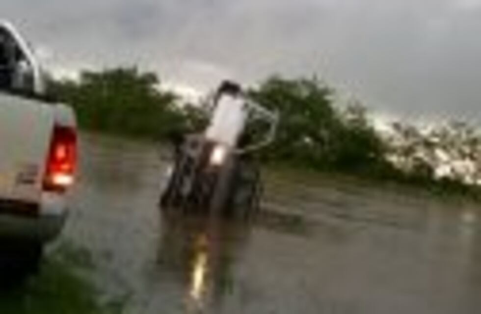 El agua arrastró una camioneta en la Ruta 18