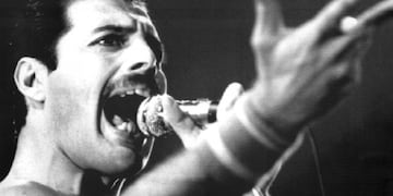 ARCHIVO - Fotografía sin datar del cantante de rock Freddie Mercury, carismático líder de la banda de música Queen\u002E El 20 de abril de 1992, el estadio londinense de Wembley se convirió en un mar de lágrimas\u002E Allí, 72\u002E000 fans -a los que se sumaron alrededor de mil millones de telespectadores- rindieron homenaje con un concierto de despedida a una estrella irrepetible: Freddie Mercury\u002E Cinco meses antes, el legendario cantante de Queen fallecía a causa de una bronconeumonía complicada por el sida\u002E Mañana se cumplen 25 años sin él\u002E Foto: dpa\r\n(Vinculado al texto de dpa \
