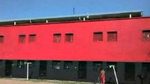 Pintaron la cu00e1rcel de Piu00f1ero de rojo y negro