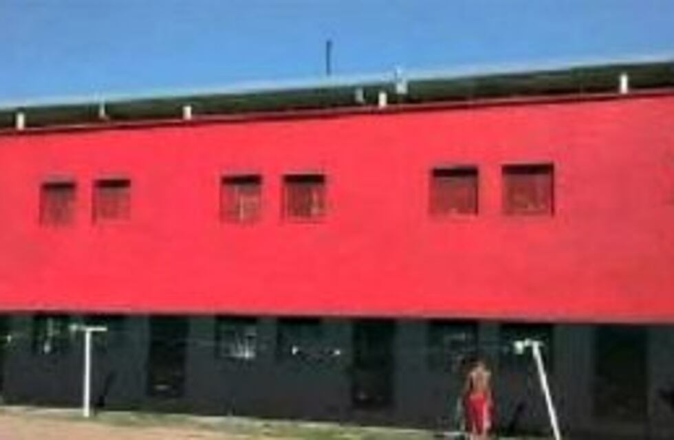 Ex barra leprosa pintó una cárcel de rojo y negro y temen enfrentamiento con Los Monos