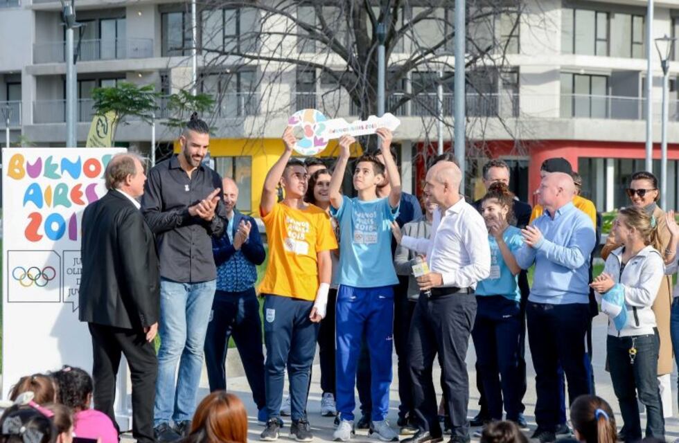 Los atletas recibieron la llave de la Villa Olímpica de la Juventud