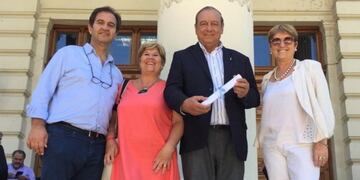 Carlos Sánchez recibe en La Plata, diploma de intendente electo