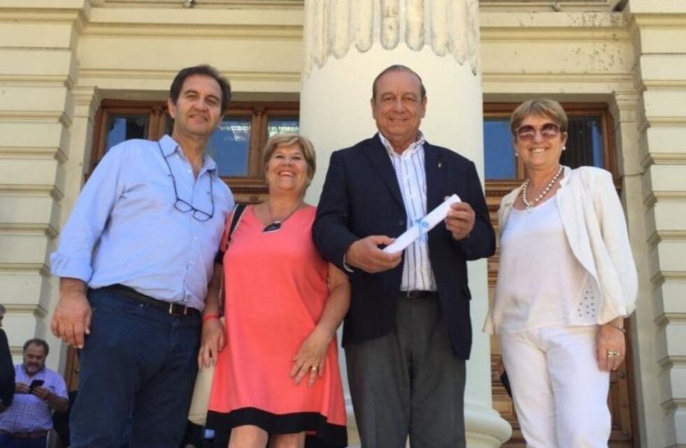 Carlos Sánchez recibió su diploma como intendente electo