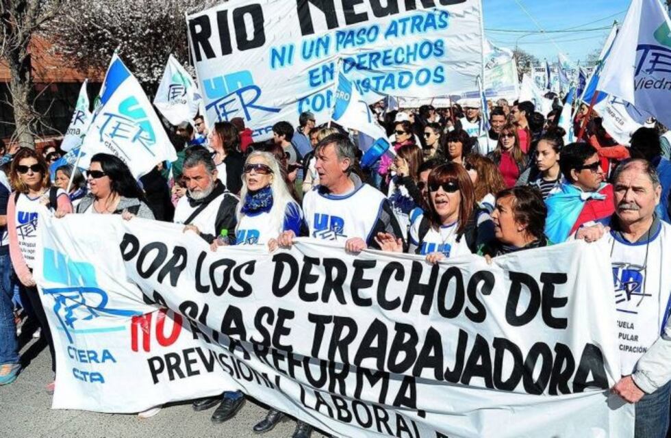 Paro docente: nueva marcha de antorchas en Viedma
