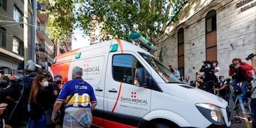 Diego Maradona abandona en ambulancia la Clínica Olivos (Foto: REUTERS/Agustin Marcarian)