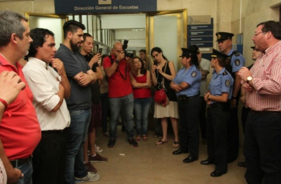 Enojo y malestar de empleados de la DGE en Casa de Gobierno