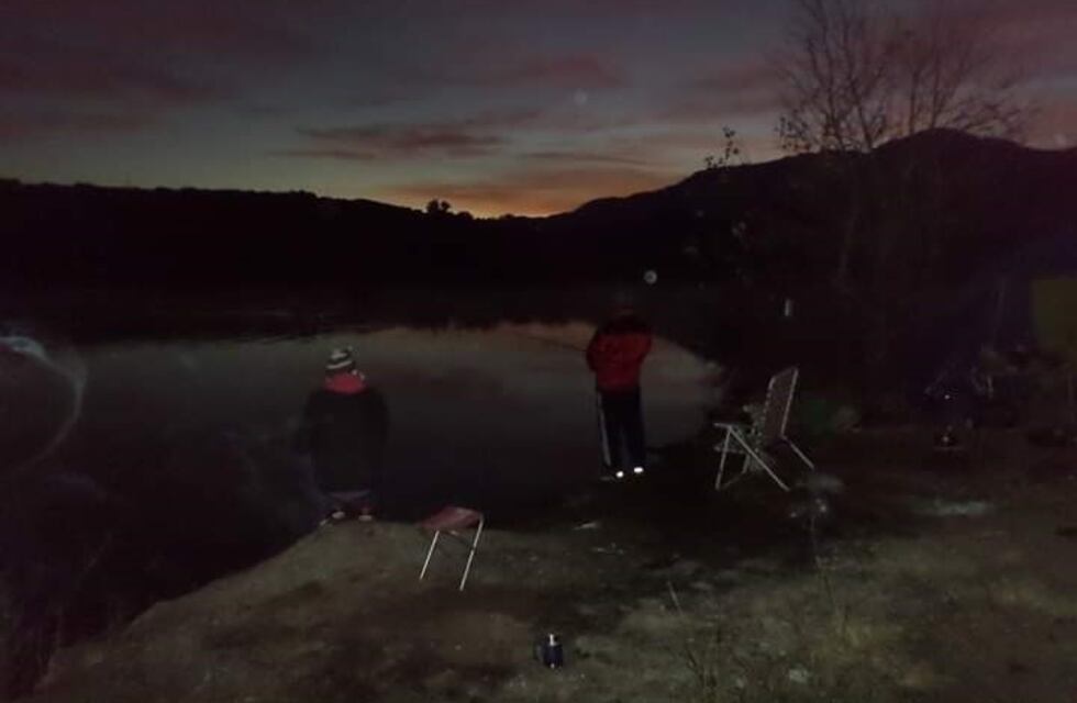 Extrañas "bolitas luminosas" fueron captadas por un pescador en Capilla del Monte