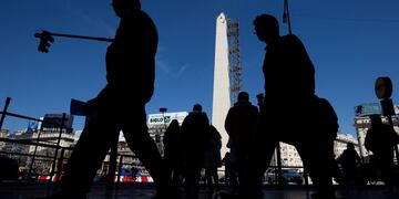 Fotografía cedida por el Comité Olímpico Internacional (COI) donde se ve a peatones caminando hoy, martes 2 de octubre de 2018, frente al Obelisco donde se llevará a cabo la ceremonia inaugural de los Juegos Olímpicos de la Juventud Buenos Aires 2018 en Buenos Aires (Argentina)\u002E Crédito: EFE/Ivo González/COI\u002E
