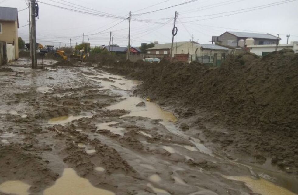 Volvió a llover y el barro complicó otra vez la situación en Comodoro Rivadavia