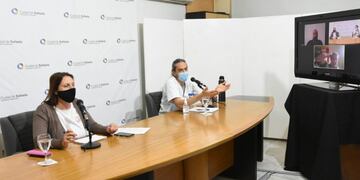 La coordinadora de Transporte Público y Gestión Territorial, a cargo del servicio 147, Mónica Andreo, y el Dr\u002E Martín Racca, subsecretario de Salud