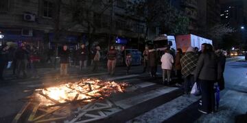 BUENOS AIRES 26/07/2016, VECINOS DEL BARRIO PORTEu00d1O DE CABALLITO CORTARON ESTA NOCHE EL TRu00c1NSITO TRAS 20 Du00cdAS SIN SERVICIO ELu00c9CTRICO Y DENUNCIARON QUE LOS GRUPOS ELECTRu00d3GENOS QUE ENVIu00d3 LA EMPRESA EDESUR NO DAN ABASTO. FOTO:DYN/TONY GOMEZ. buenos aires pi