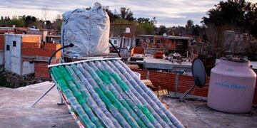 Una arquitecta neuquina fabrica termotanques solares con material reciclado (Foto: LMN)