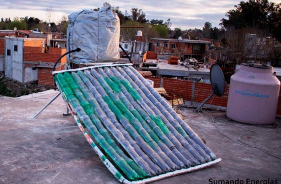 Una arquitecta neuquina fabrica termotanques solares con material reciclado