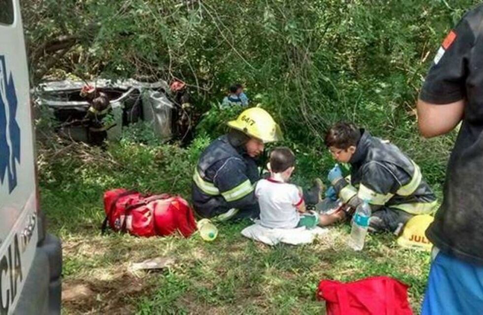 Viral: conmovedora foto de bomberos consolando a un niño tras un vuelco