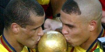 O Fenómeno Ronaldo y su look tan especial, besa la copa junto a Rivaldo\u002E Scratch du Oro\u002E