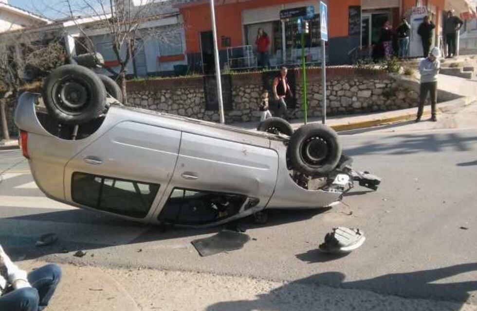 Mujer resultó ilesa luego de volcar con su auto en Agua de Oro