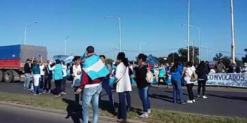 Banderazo  por un “salario digno” en la intersección de la ruta nacional 89 y la ruta provincial 6\u002E