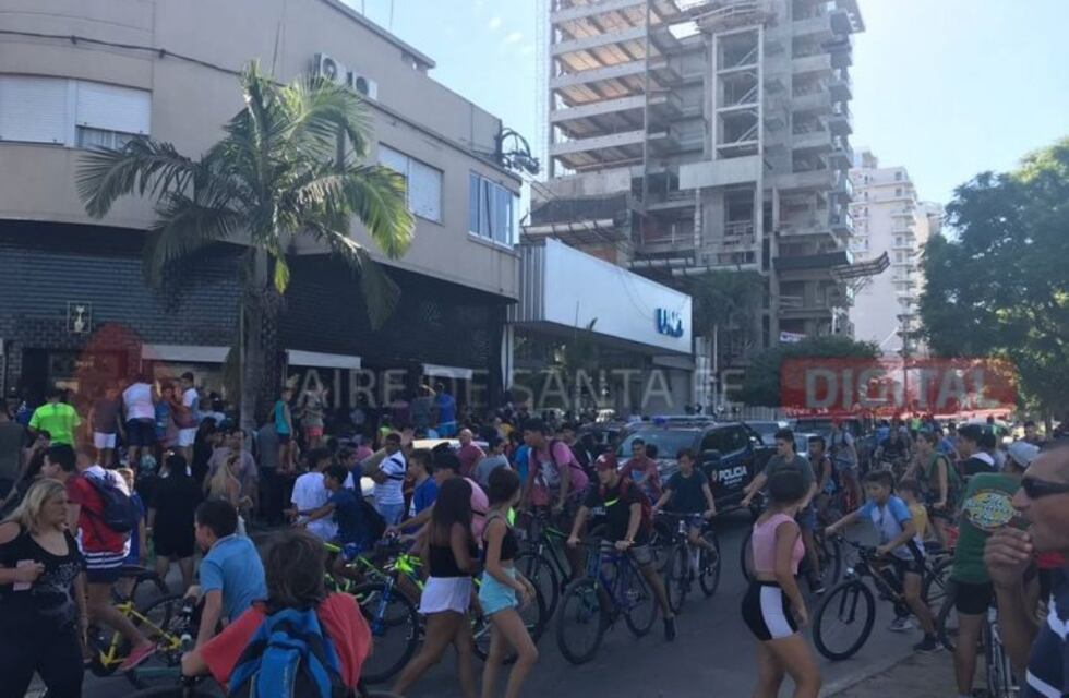 Youtubers uruguayos fueron recibidos con huevazos en Santa Fe