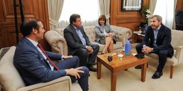 El gobierno analizó hoy con los gobernadores de Neuquén y Río Negro acciones de \