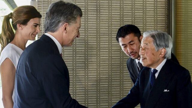 GRA004 TOKIO, 20/05/2017.- El presidente argentino Mauricio Macri y la primera dama, Juliana Awada, fueron recibidos por el emperador de Japu00f3n, Akihito, en el Palacio Imperial, en Tokio, en el u00faltimo acto en la agenda del viaje de dos du00edas de Macri a Japu00f3n. EFE
