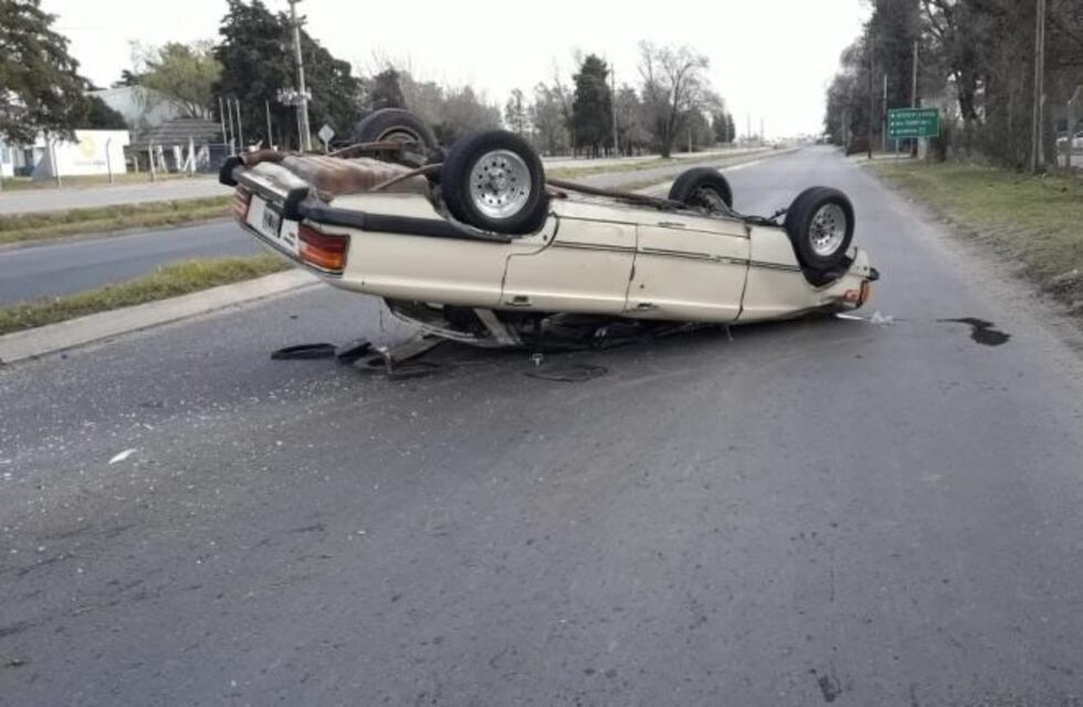 Impactante: un Ford Falcon quedó ruedas arriba tras un vuelco