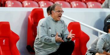 Leeds United's Argentinian head coach Marcelo Bielsa gestures on the touchline during the English Premier League football match between Liverpool and Leeds United at Anfield in Liverpool, north west England on September 12, 2020\u002E (Photo by PHIL NOBLE / POOL / AFP) / RESTRICTED TO EDITORIAL USE\u002E No use with unauthorized audio, video, data, fixture lists, club/league logos or 'live' services\u002E Online in-match use limited to 120 images\u002E An additional 40 images may be used in extra time\u002E No video emulation\u002E Social media in-match use limited to 120 images\u002E An additional 40 images may be used in extra time\u002E No use in betting publications, games or single club/league/player publications\u002E /