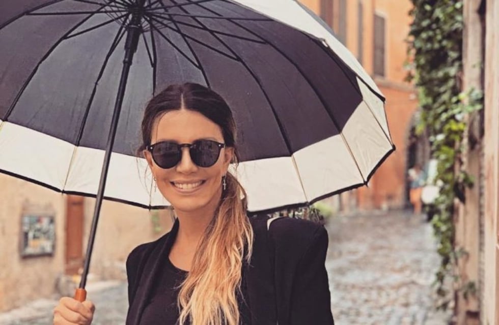 Mónica Ayos compartió una foto en la playa, con una diminuta bikini y frente al mar