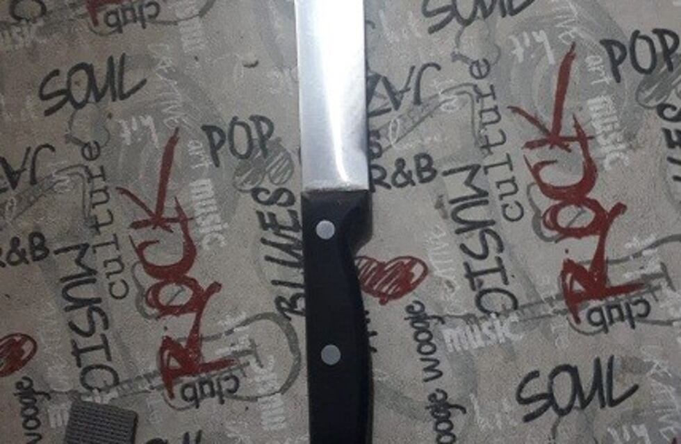 Lo patotearon y le dieron una puñalada en un glúteo