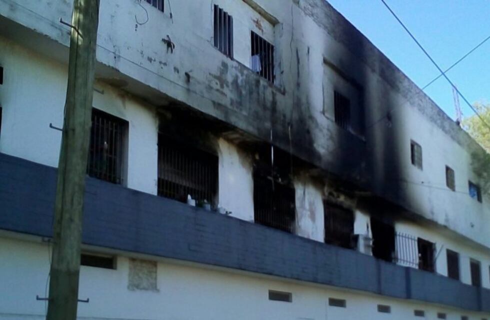 Denuncian a un vecino por interferir tras el incendio fatal en barrio Parque