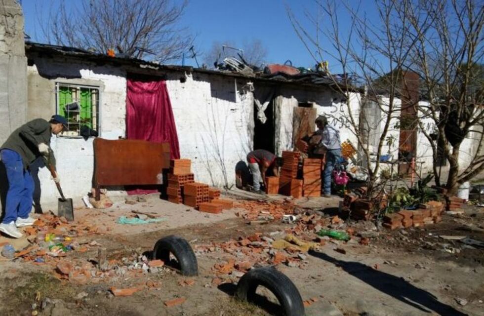 La Municipalidad desmanteló dos casillas precarias levantadas sobre la vía pública en Tablada