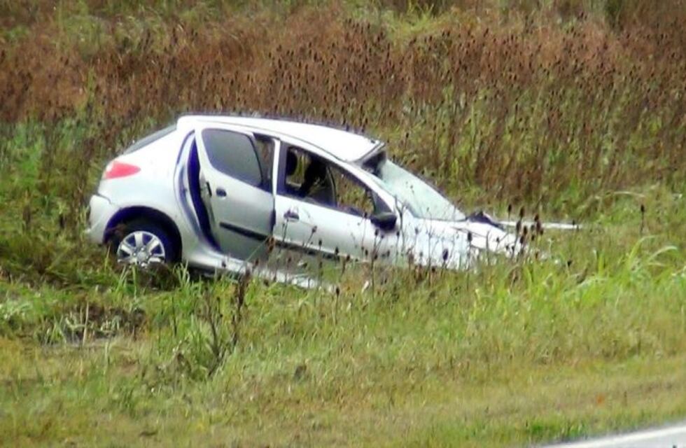 Cinco jóvenes se accidentaron cuando volcó en la ruta el auto en el que volvían de bailar