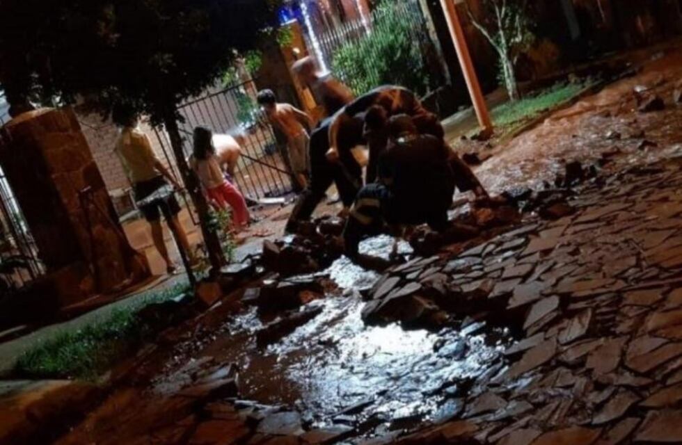 Se rompió un conducto de agua y llaman a la comunidad a cuidar las reservas