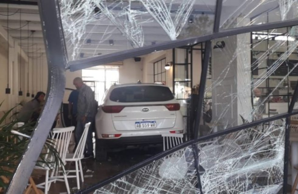 Café al paso: se metió con auto y todo dentro de una panadería
