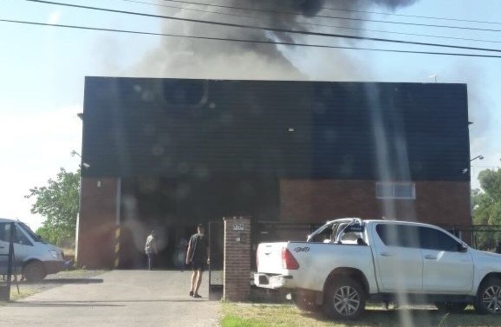 Voraz incendio en una planta de tratamiento de caucho en zona sudoeste