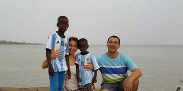 Harta de la burocracia argentina, una pareja mendocina adoptó dos niños africanos