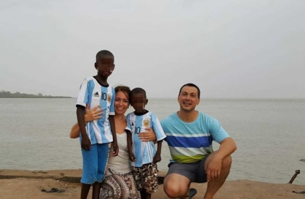 Harta de la burocracia argentina, una pareja mendocina adoptó dos niños africanos