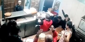 Las cámaras de seguridad registraron el asalto a una pizzería de Lomas de Zamora\u002E